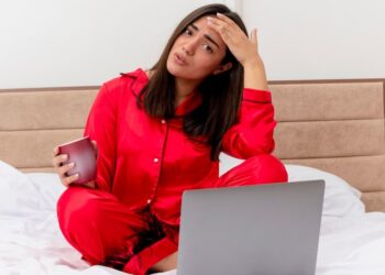 schöne-frau-rote-pyjamas-sitzt-im-bett-burnout-marokko