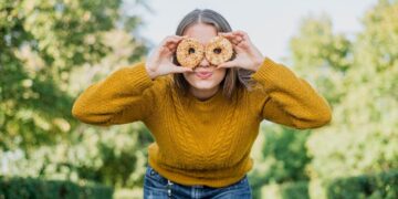 Niedrigwinkel-Mädchen-mit-Donuts-glutenfrei