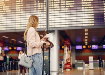 Wunderschönes Mädchen steht am Flughafen Marrakesch, Marokko