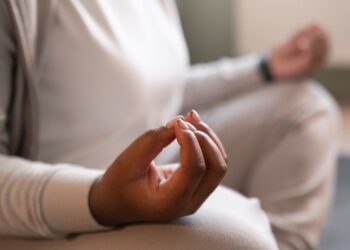 Nahaufnahme einer Frau, die ihr emotionales Wohlbefinden trainiert