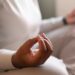 Nahaufnahme einer Frau, die ihr emotionales Wohlbefinden trainiert - MAwebzine Nahaufnahme einer Frau, die ihr emotionales Wohlbefinden trainiert