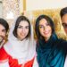 gruppe-freunde-selfie-arabisches-restaurant-sprachen