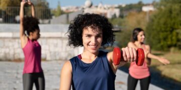 Medium shot van vrouwen die buiten sporten, fysiek welzijn, Marokko
