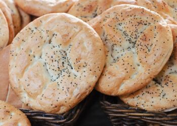 خبز مغربي تقليدي، منزلي الصنع، دائري، طازج ومخبوز