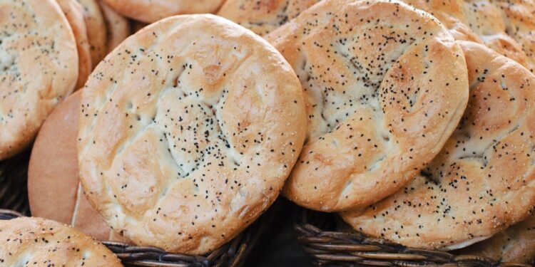 traditionelle-hausgemachte-runde-frisch-gebackene-brote-marokko