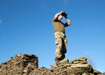 Mann bereitet sich auf seine Mission vor_Algerien-Marokko-Militärflugplätze