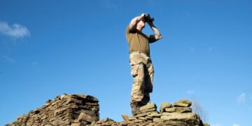 رجل يستعد لمهمته_الجزائر-المغرب-مهابط عسكرية