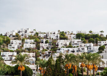 Magnifique paysage panoramique avec de petits bâtiments sur la montagne avec