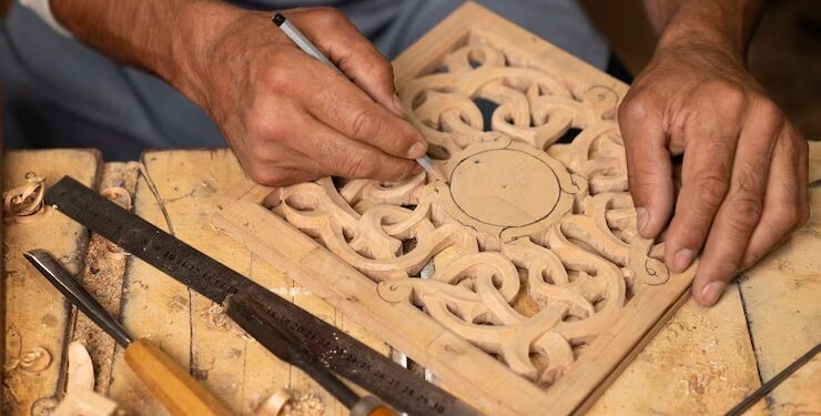 Handwerker beim Holzschnitzen_Marokko