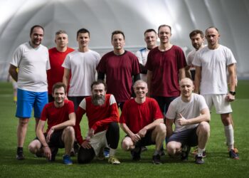 volledige opname van mannen voetbal op het veld - veteranen in Marokko