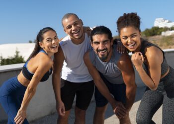 Gruppe von Menschen, die gemeinsam im Freien Sport treiben