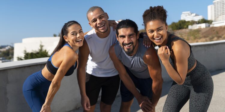 Gruppe von Menschen, die gemeinsam im Freien Sport treiben