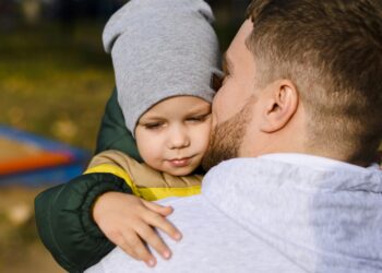 jonge-man-met-jongen-in-zijn-armen