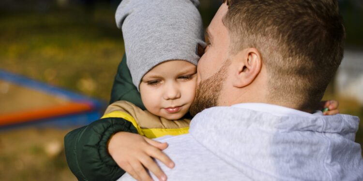 jonge-man-met-jongen-in-zijn-armen