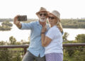 schattig-oud-koppel-maakt-selfie - MAwebzine schattig-oud-stel-selfie-nemend