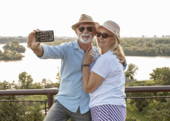 mignon-vieux-couple-prenant-un-selfie