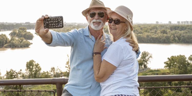 mignon-vieux-couple-prenant-un-selfie