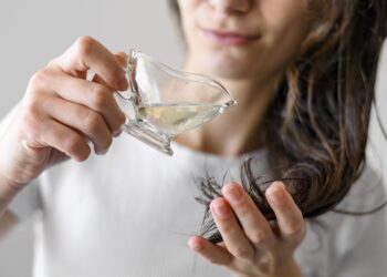 gros-plan-femme-avec-serum-protection-cheveux-MAwebzine-blog