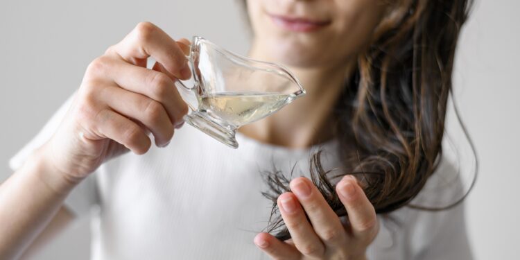 nahaufnahme-frau-mit-serum-haarschutz-MAwebzine-blog