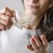 Gros plan - femme avec sérum protection capillaire - MAwebzine - blog - MAwebzine gros-plan-femme-avec-serum-protection-cheveux-MAwebzine-blog