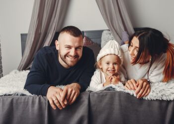 Vater und Mutter mit kleiner Tochter