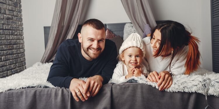 Vater und Mutter mit kleiner Tochter