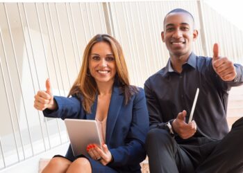 blije-collega's-met-tablets-duimen-omhoog-trap-marokko-zakelijke-doelen