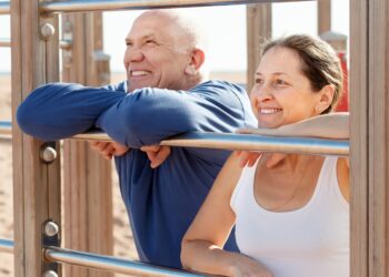 couple mature ensemble près d'équipements sportifs