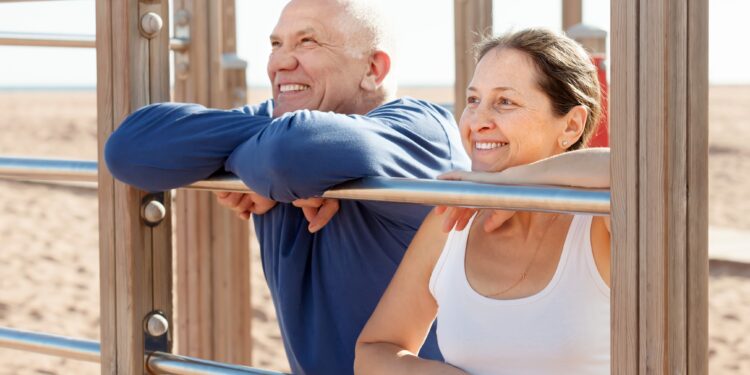 pareja madura junta cerca de equipos deportivos