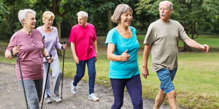 Menschen gehen in Marokko spazieren