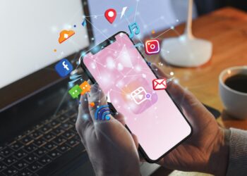 mains-tenant-smartphone-concept-réseaux-sociaux-maroc