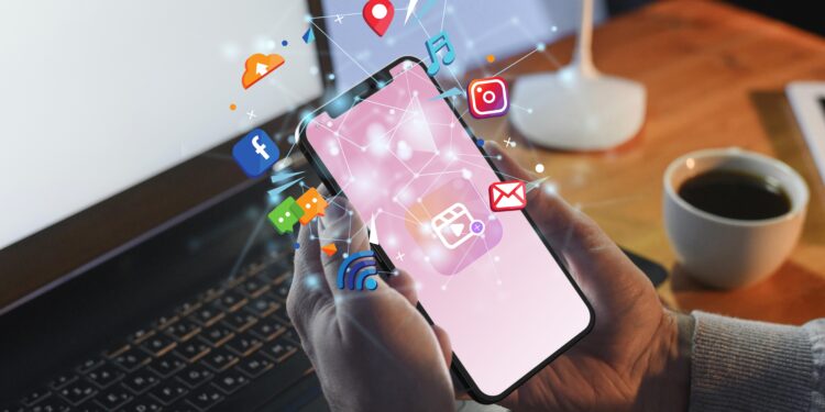 hände-halten-smartphone-social-media-konzept-marokko