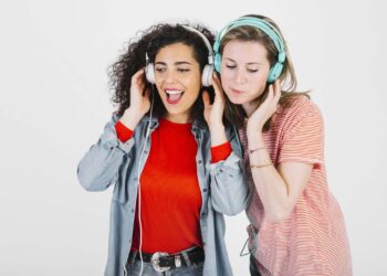 marokkanische-Mädchen-hören-zusammen-Musik