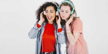 marokkanische-Mädchen-hören-zusammen-Musik