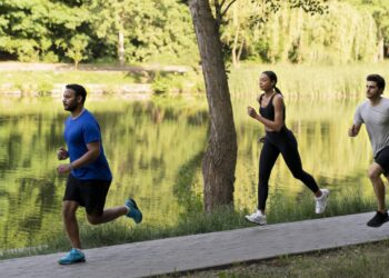 menschen-laufen-in-marokko-zusammen