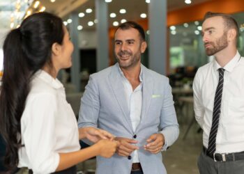 drie-positieve-zakenmensen-kletsend-op-kantoor