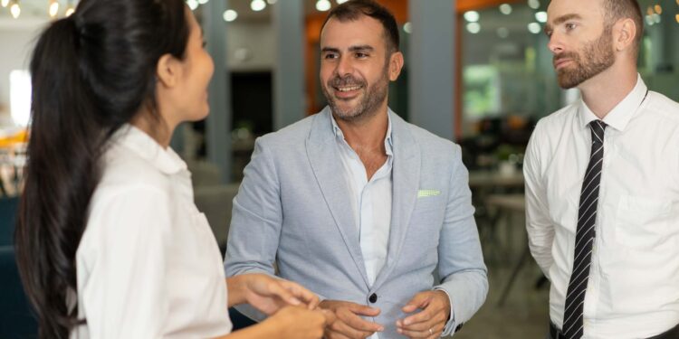 tres-personas-de-negocios-positivas-chateando-oficina