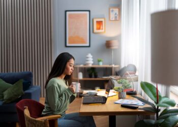 Frau arbeitet von zu Hause aus