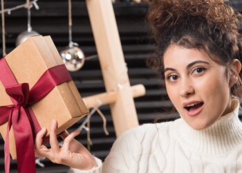 Une jeune femme tenant une boîte cadeau avec un nœud