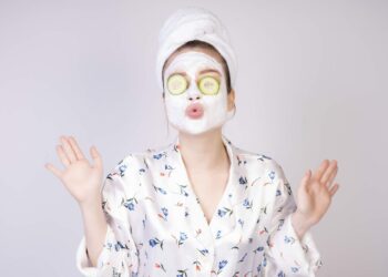 jonge-vrouw-met-natuurlijk-gezichtsmasker