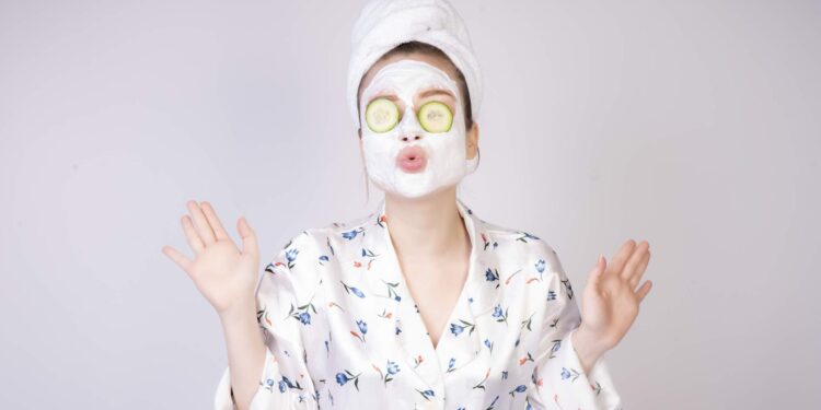 jeune-femme-avec-masque-facial-naturel