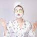 jeune-femme-avec-masque-facial-naturel
