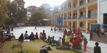 Students in supervised school courtyard during break time - MAwebzine Students in supervised school courtyard during break time school break students safety policy midday
