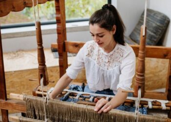 moroccan-doing-berber-weaving - MAwebzine moroccan-doing-berber-weaving