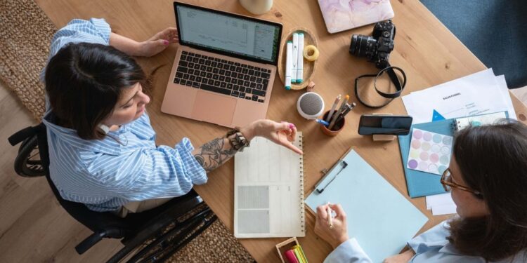 أشخاص مغاربة يعملون