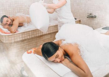 Auténtica experiencia de hammam testimonial que muestra a mujer y hombre disfrutando de la terapia de vapor tradicional marroquí y la transformación del bienestar