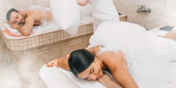 Authentieke getuigenis van een hammamervaring, met een vrouw en man die genieten van traditionele Marokkaanse stoomtherapie en wellness-transformatie