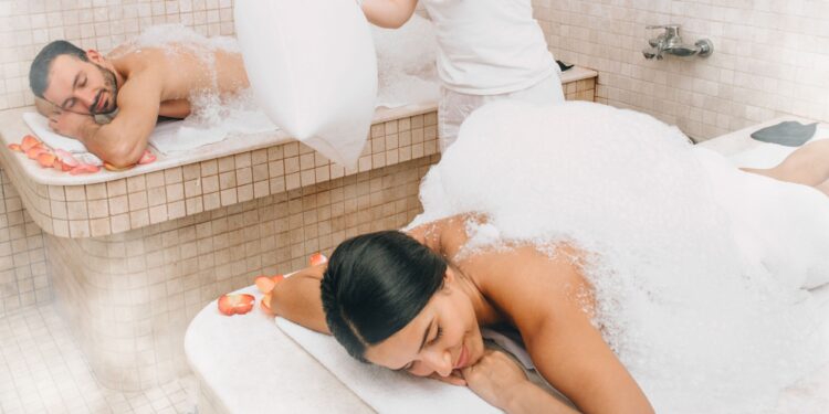 Authentieke getuigenis van een hammamervaring, met een vrouw en man die genieten van traditionele Marokkaanse stoomtherapie en wellness-transformatie