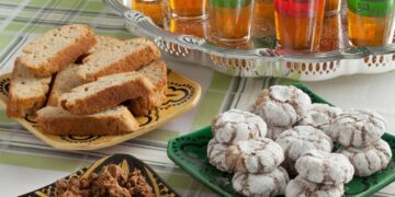 Ghriba amandelkoekjes met kenmerkende scheuren en muntthee Marokkaanse gebakjes traditionele zoete honing
