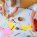 Marokkaanse kinderen genieten binnen van creatieve schilder- en knutselactiviteiten Knutselactiviteiten creatief educatief leuk regenachtig